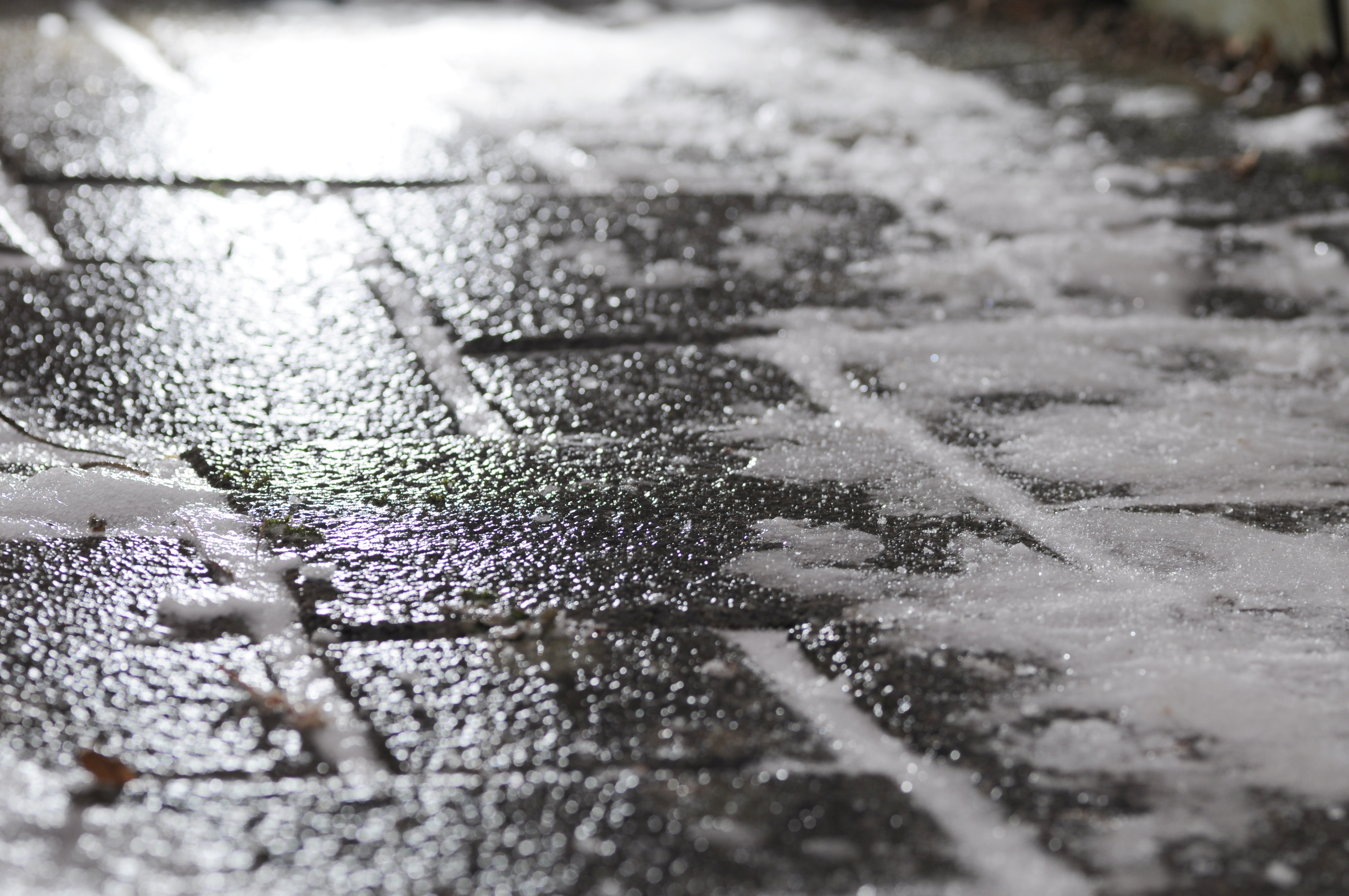 Black_ice_on_footway.jpg