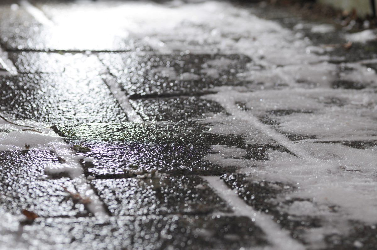 Black_ice_on_footway.jpg