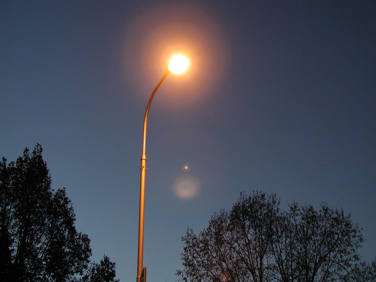 street-lamp-3399_1280.jpg