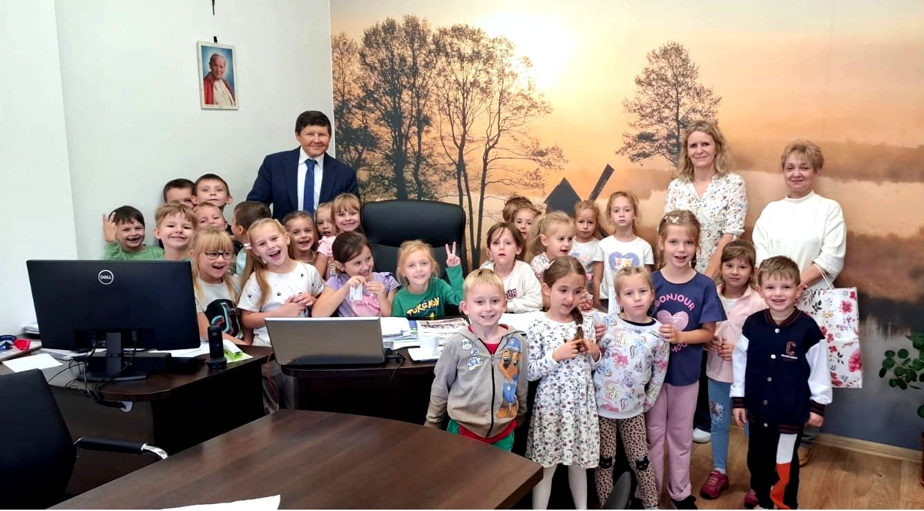przedszkolacy_z_wizyta_w_um2025 (8).jpg
