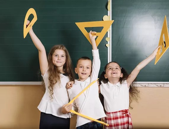 Freepik. Uczniowie w szkole.jpg