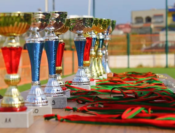 Medale i puchary sportowe - fot. pixabay.jpg