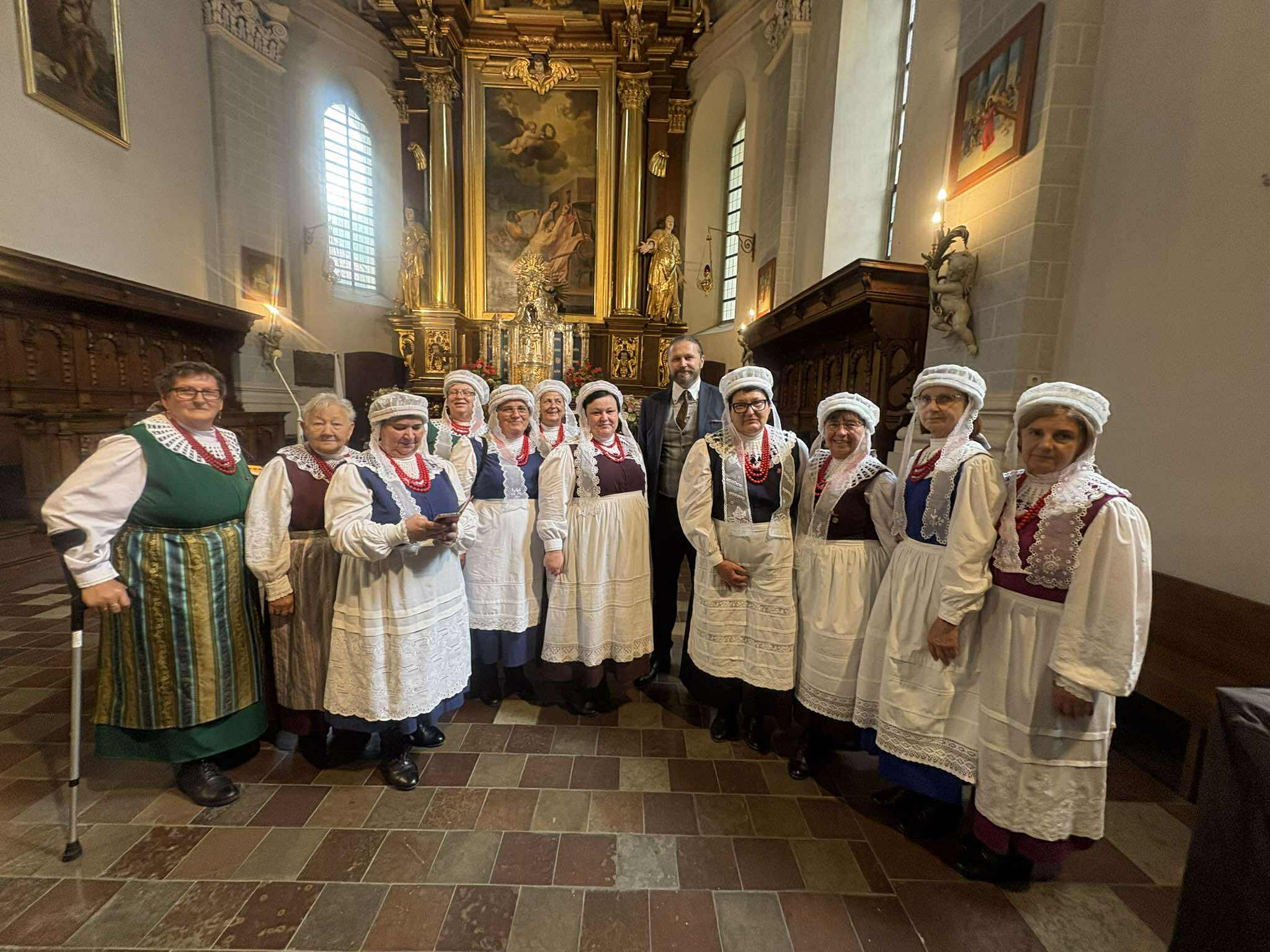 w kościele z Chorosińskim 10.jpg