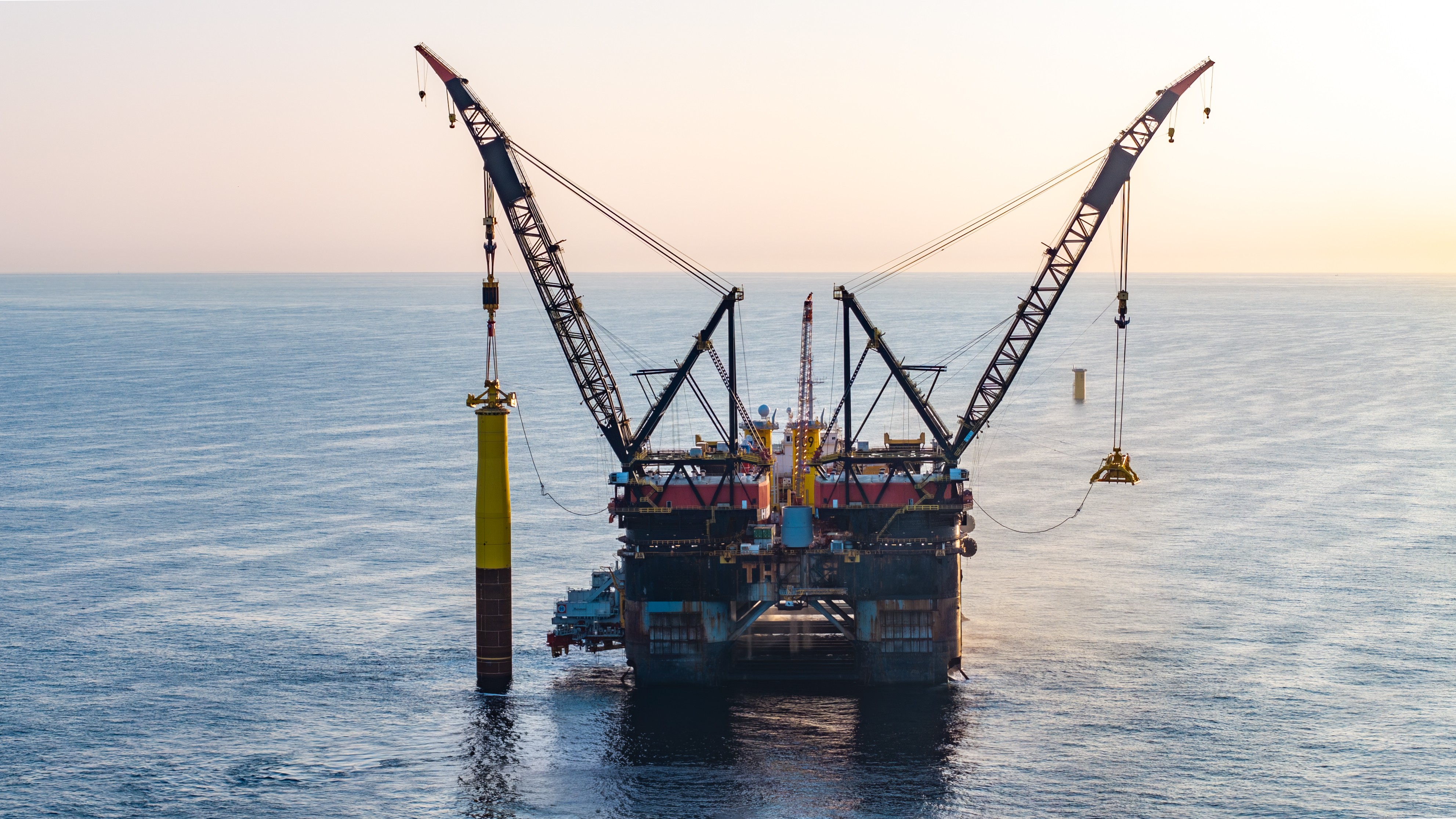 Przykład prac instalacyjnych jakie będą realizowane na projektach Bałtyk 2 i 3 (fot. Thomas Sola, Equinor).jpg