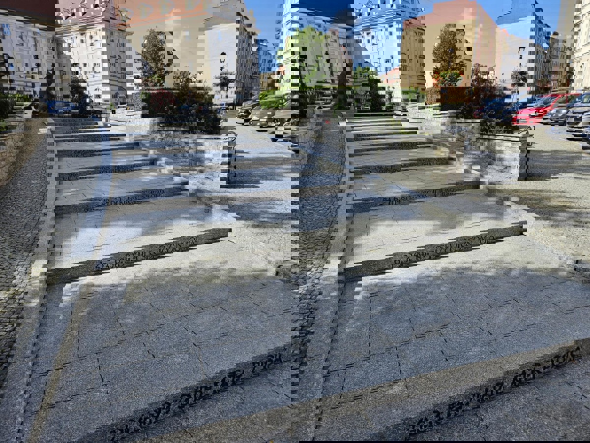 Modernizacja infrastruktury oświetleniowej schodów na placu św. Jana Pawła II (2).jpeg