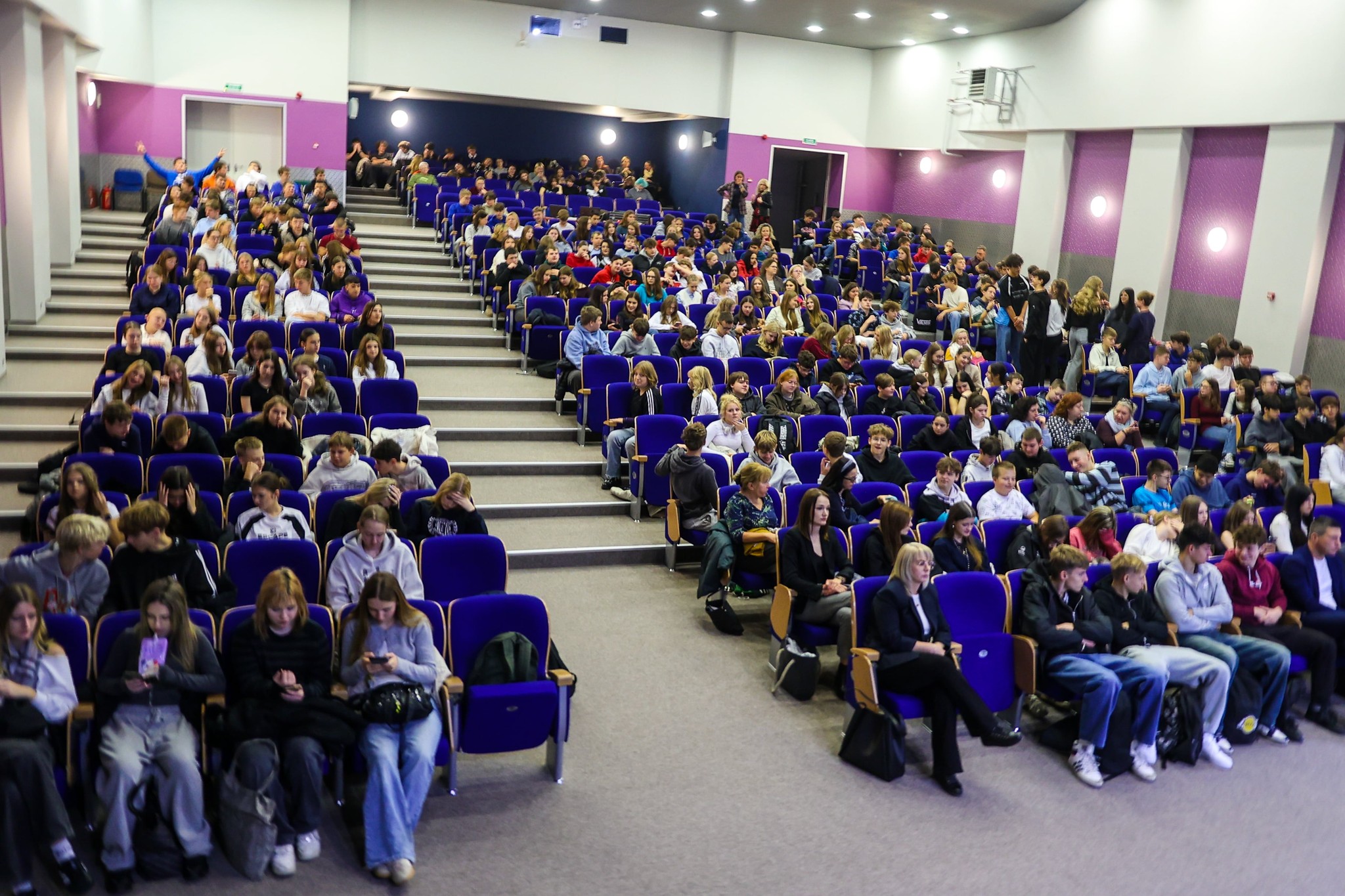 Zalogowani po raz dziesiąty! Świdnica wspiera młodych w wyborze przyszłości (2).jpg