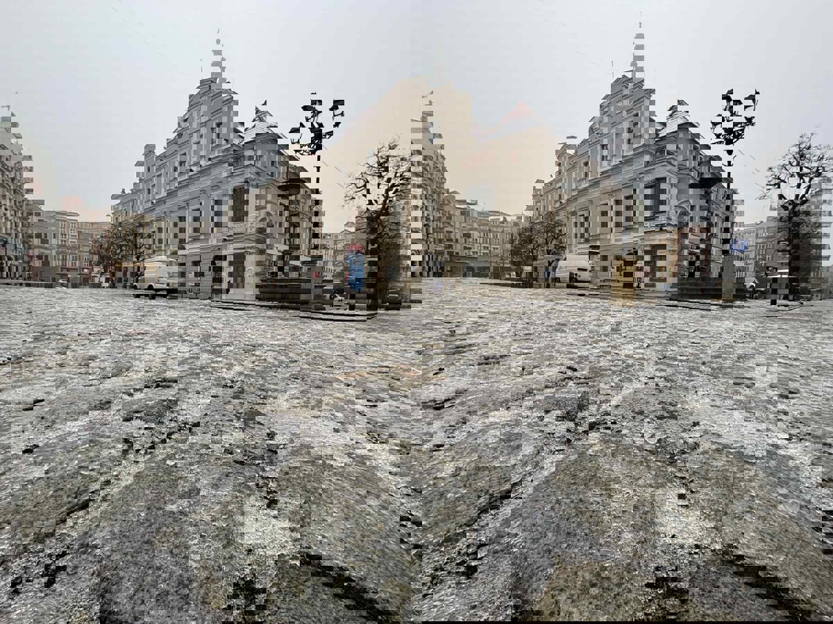 Zimowe warunki w Świdnicy - służby w terenie od późnych godzin wieczornych.jpeg