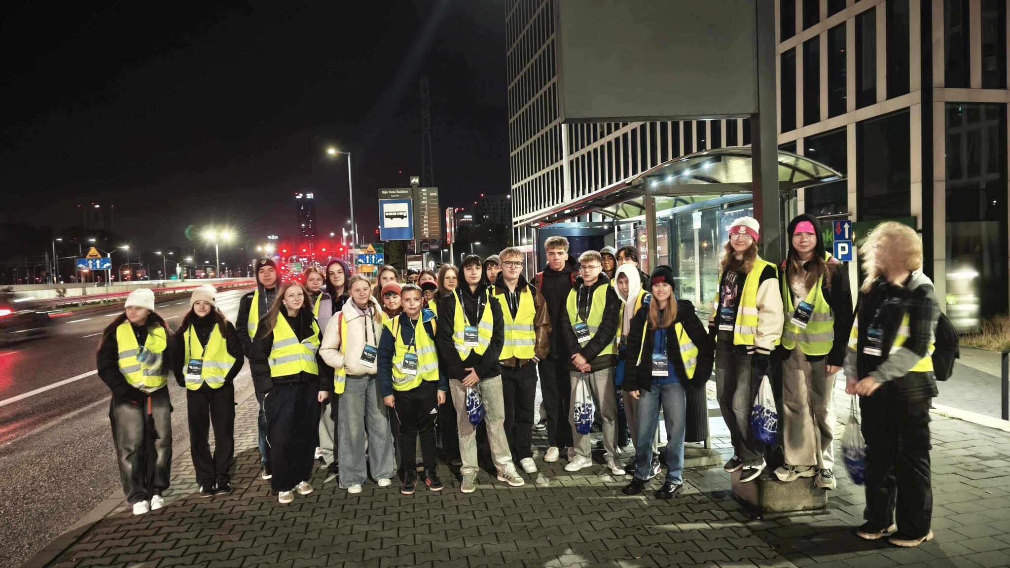 Wolontariusze z SP 2 na starcie Silesia Marathonu.jpg
