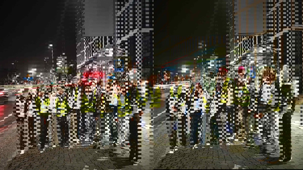 Wolontariusze z SP 2 na starcie Silesia Marathonu.jpg