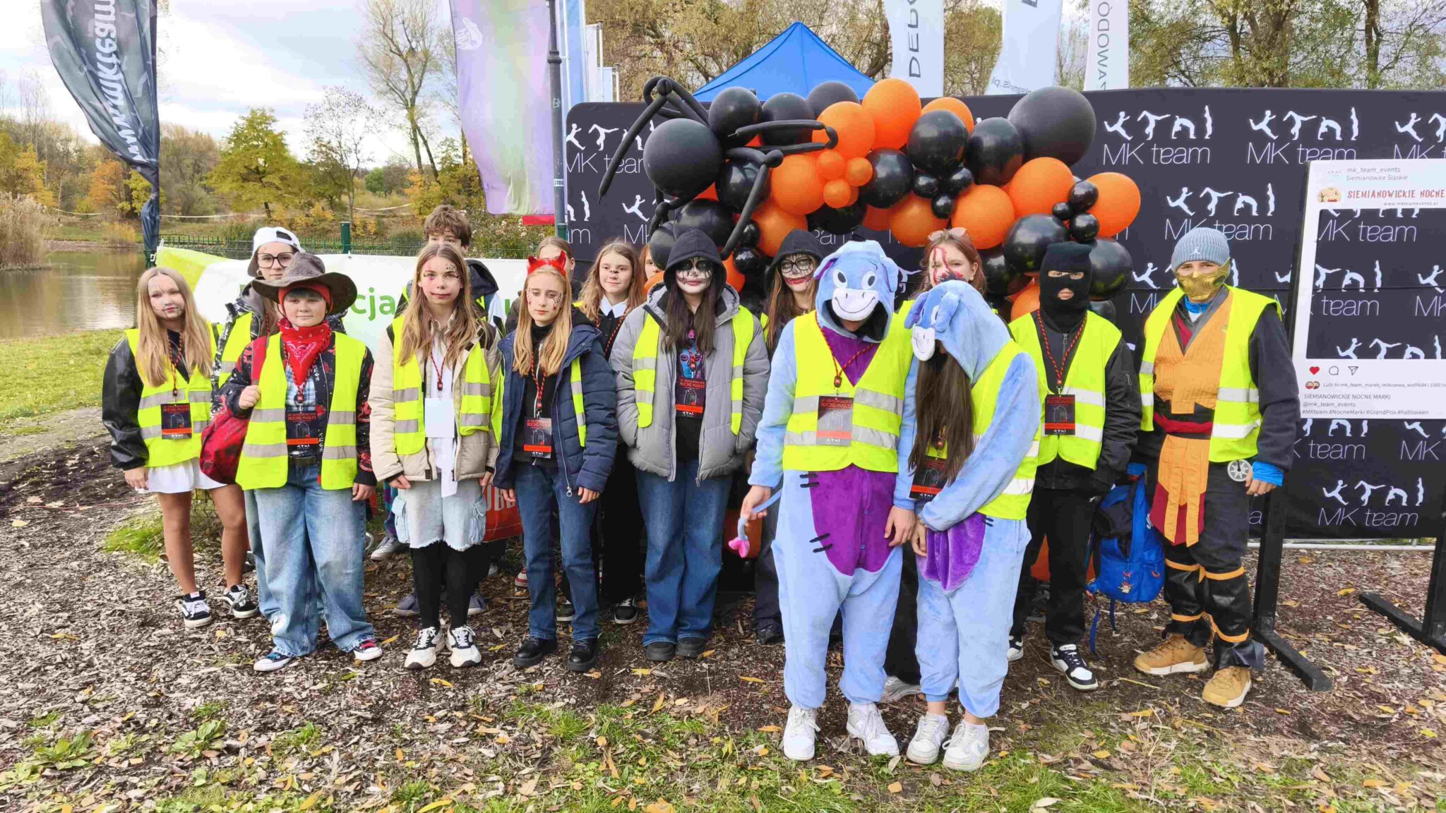 Świętochłowiccy wolantariusze straszyli biegaczy.jpg