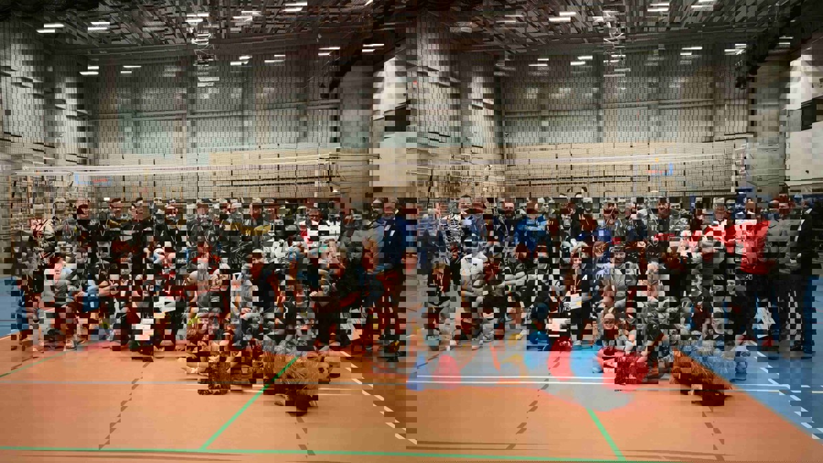 Jubileuszowe zmagania pod siatką.jpg