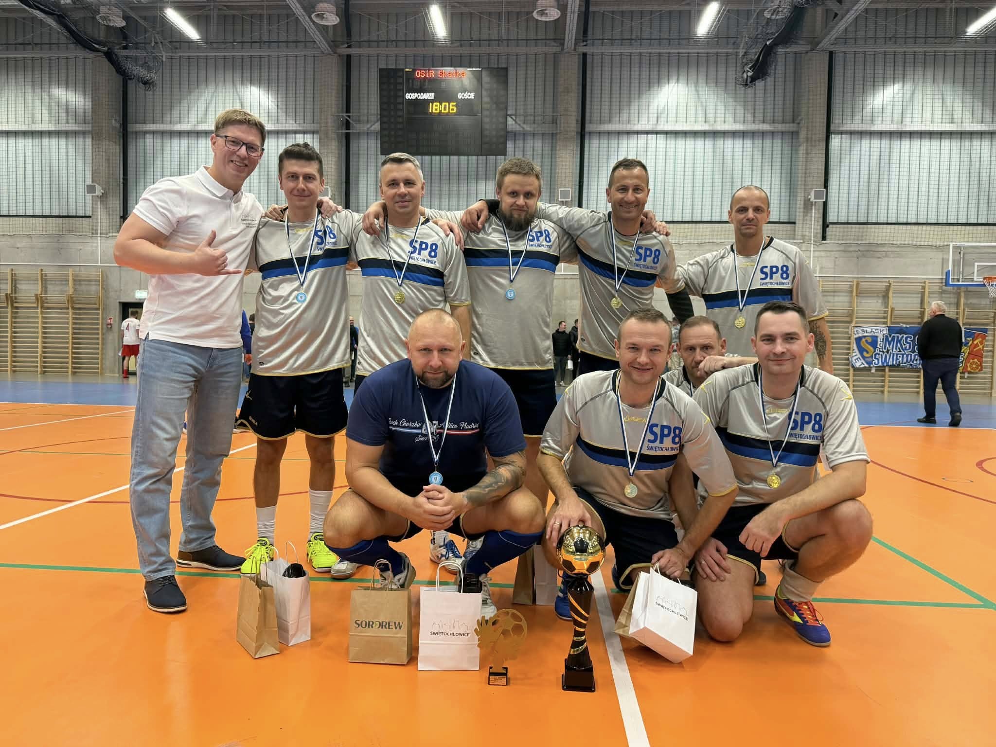 Urząd Miejski wygrywa Halowy Turniej.jpg