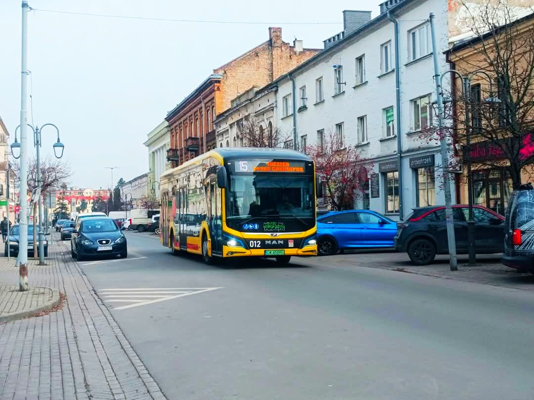 autobus elektryczny na ulicy ok.jpg