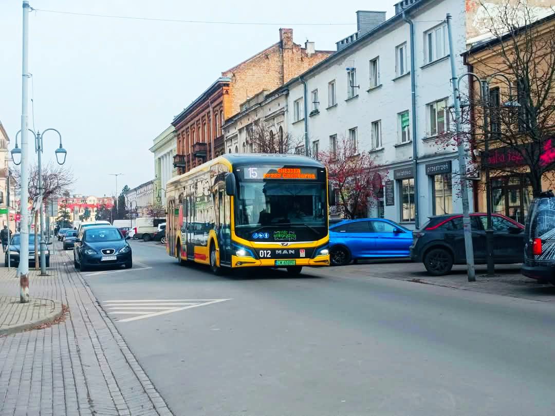 autobus elektryczny na ulicy ok.jpg
