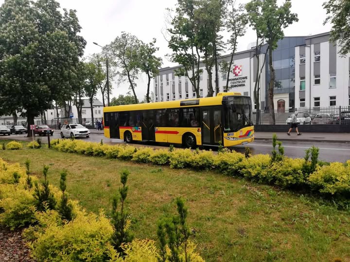 autobus mpk jedzie ulicą wyszyńskiego.jpg