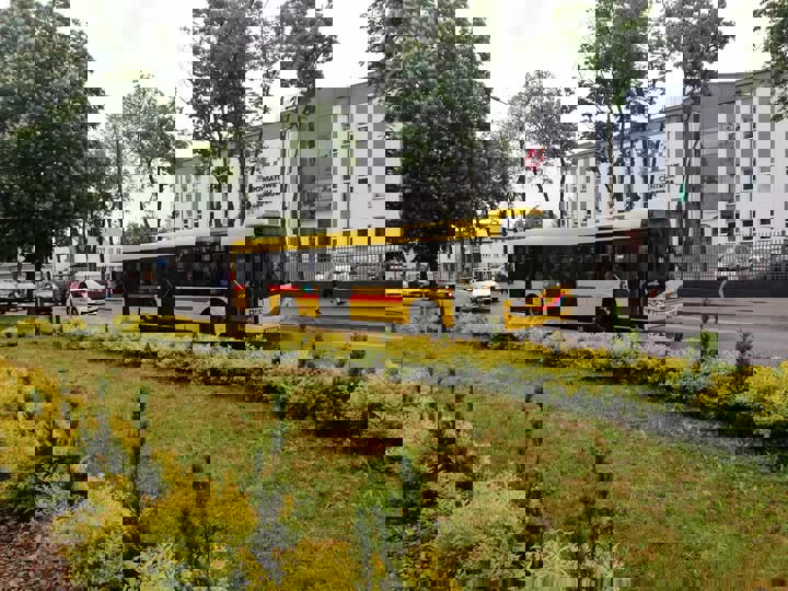 autobus mpk jedzie ulicą wyszyńskiego.jpg