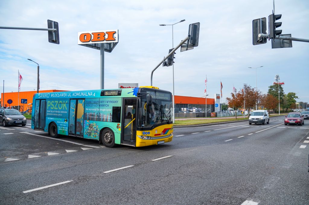 autobus przy cmentarzu1.jpg