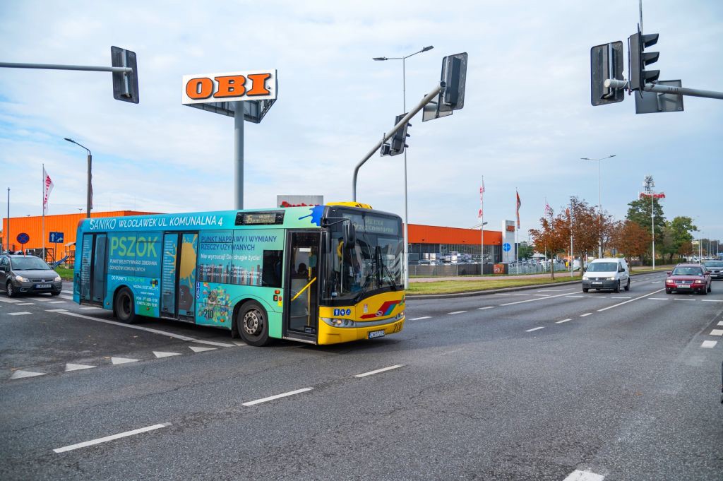 autobus przy cmentarzu1.jpg