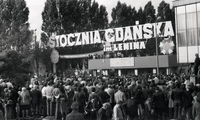 mieszkancy_gdanska_zgromadzeni_przed_historyczna_brama_nr_2_stoczni_gdanskiej_im-_lenina_auto_640x640.jpg