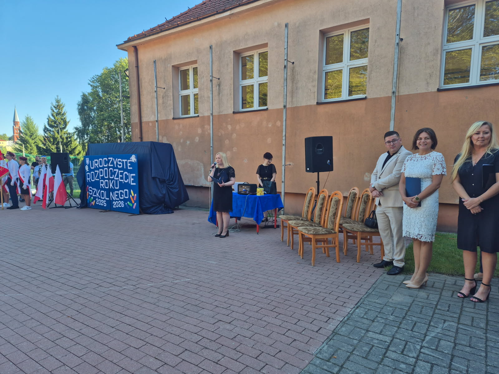 Pani Dyrektor wita zaproszonych gości.jpg