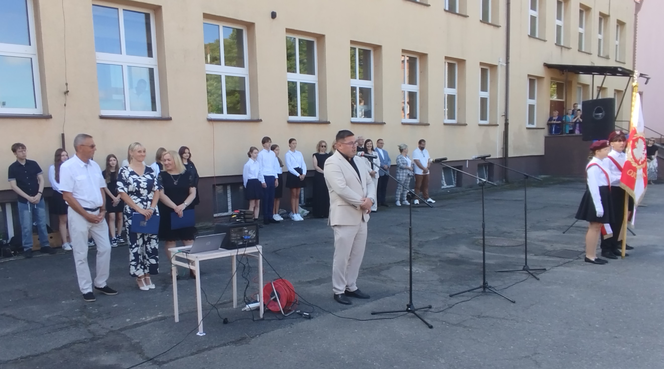 Wiceburmistrz Jacek Szadzewicz życzy uczniom sukcesów.jpg