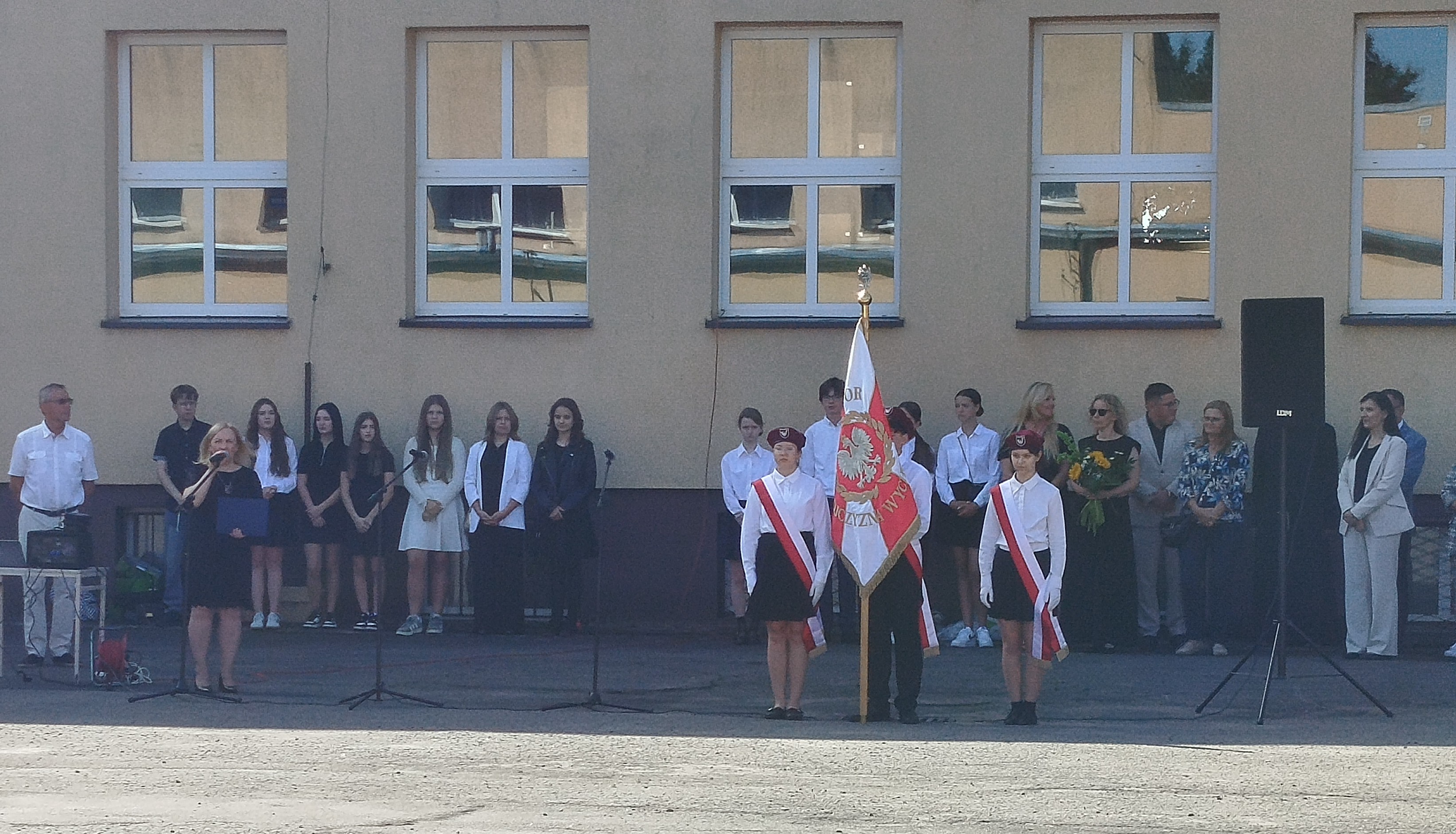 1 Dyrektor Joanna Skraba-Śliwka rozpoczyna nowy rok szkolny.jpg