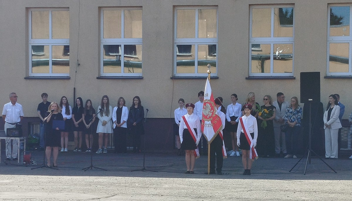 1 Dyrektor Joanna Skraba-Śliwka rozpoczyna nowy rok szkolny.jpg