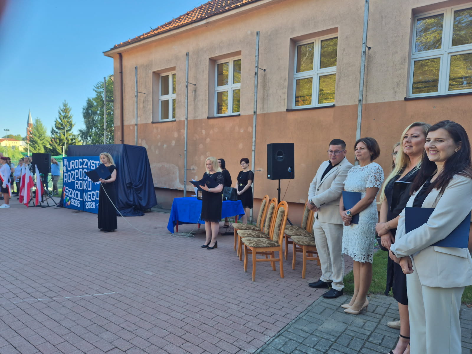 Wicedyrektor Katarzyna Roman wita pierwszaków.jpg