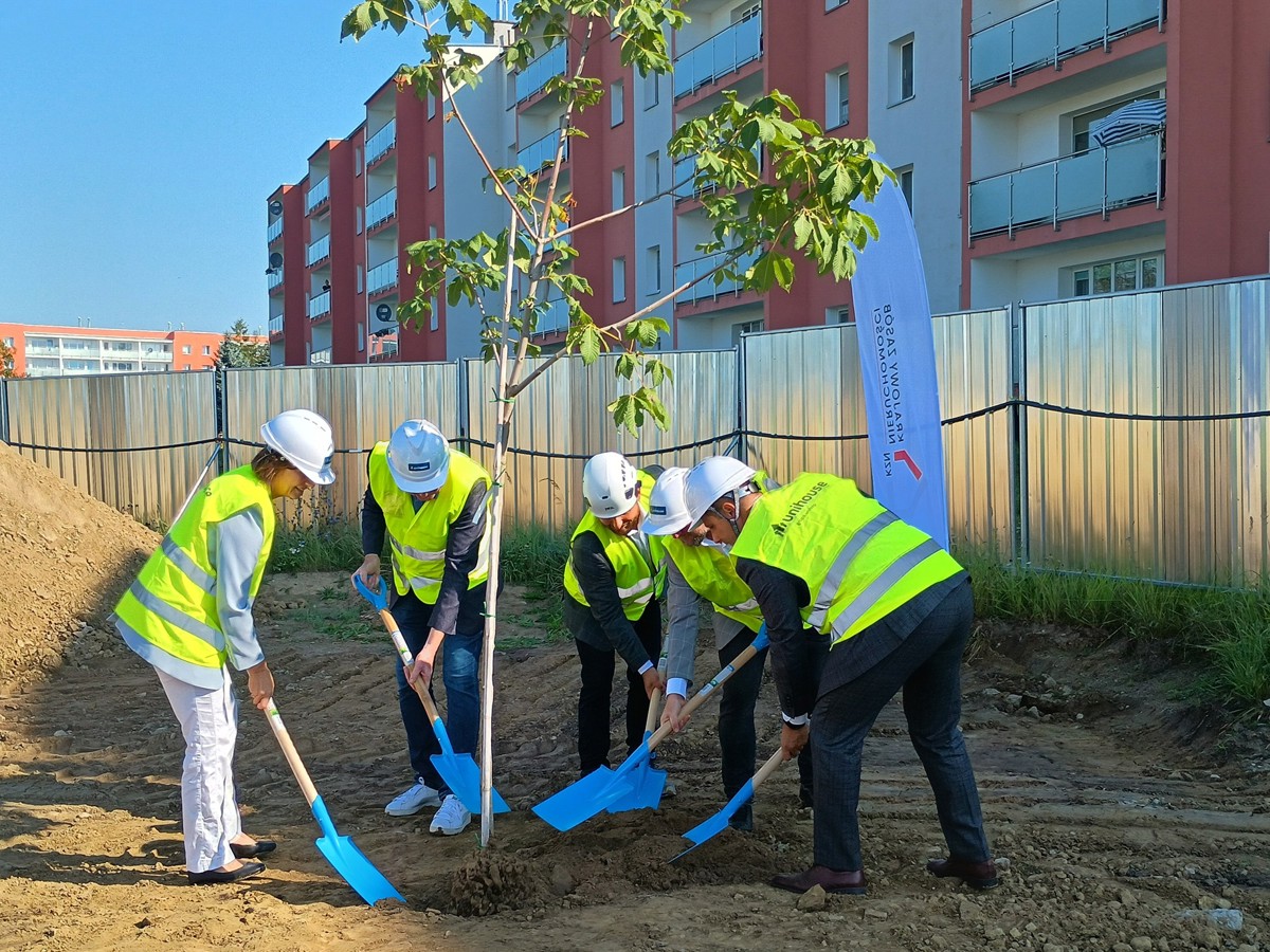 Uroczyste zasadzenie symbolicznego drzewka.jpg