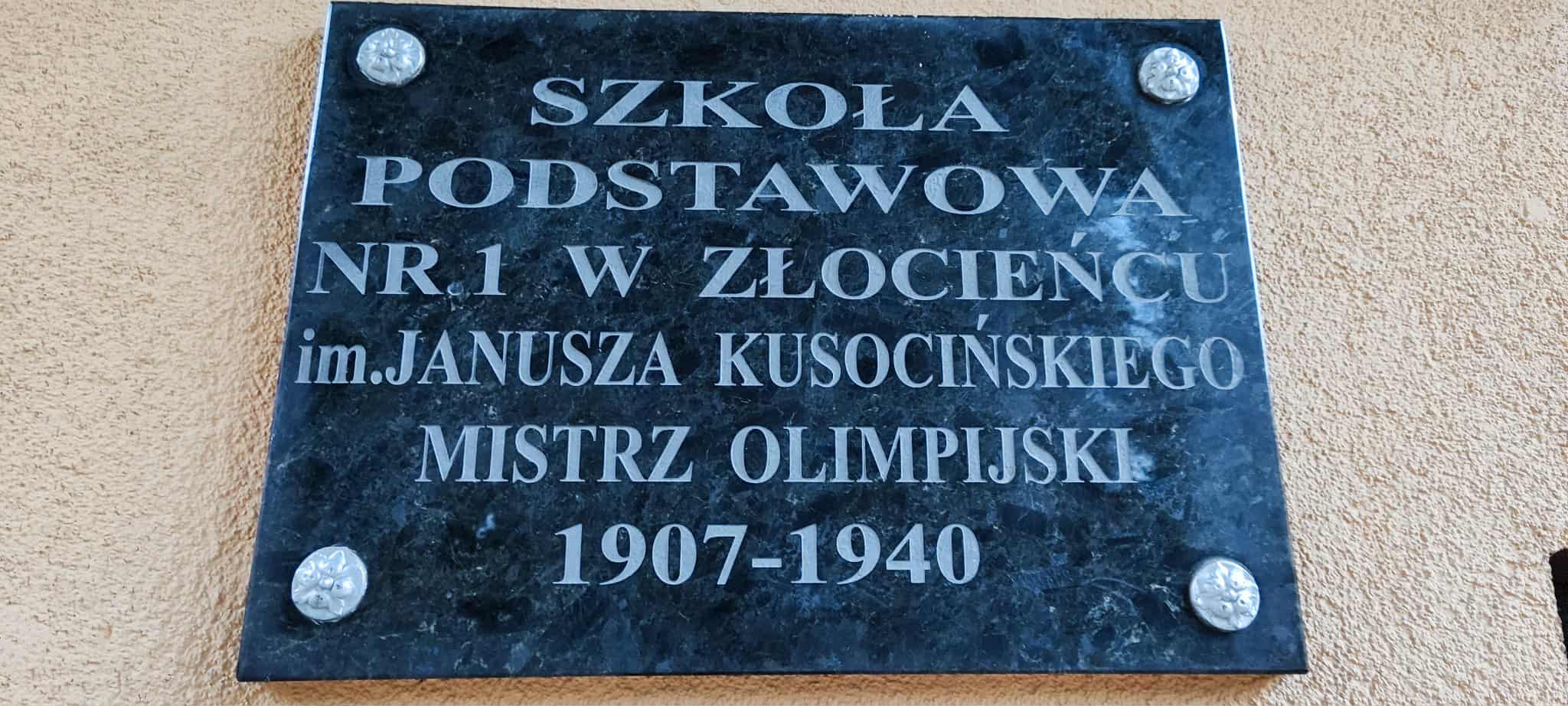 Tablica z patronem szkoły.jpg