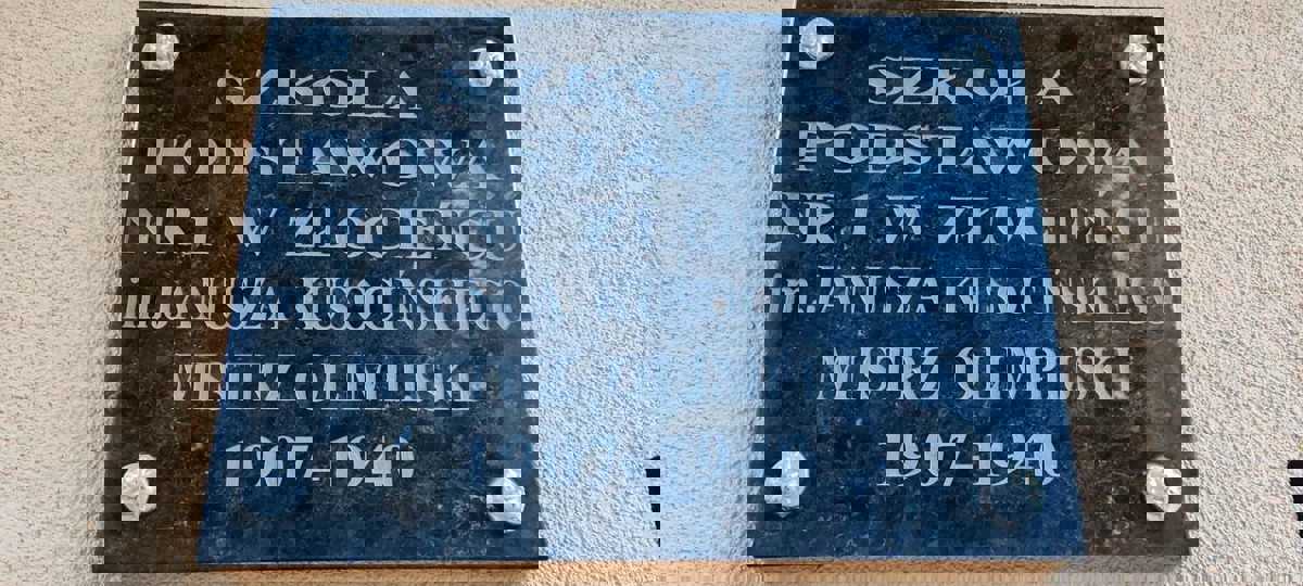 Tablica z patronem szkoły.jpg