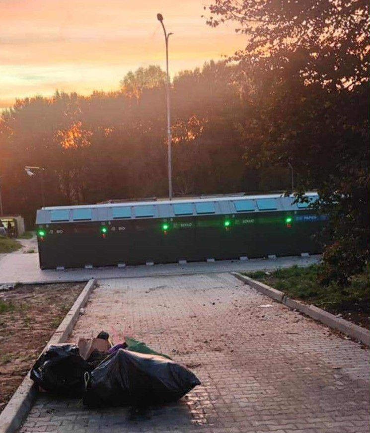 Śmieci przy SISO.jpg