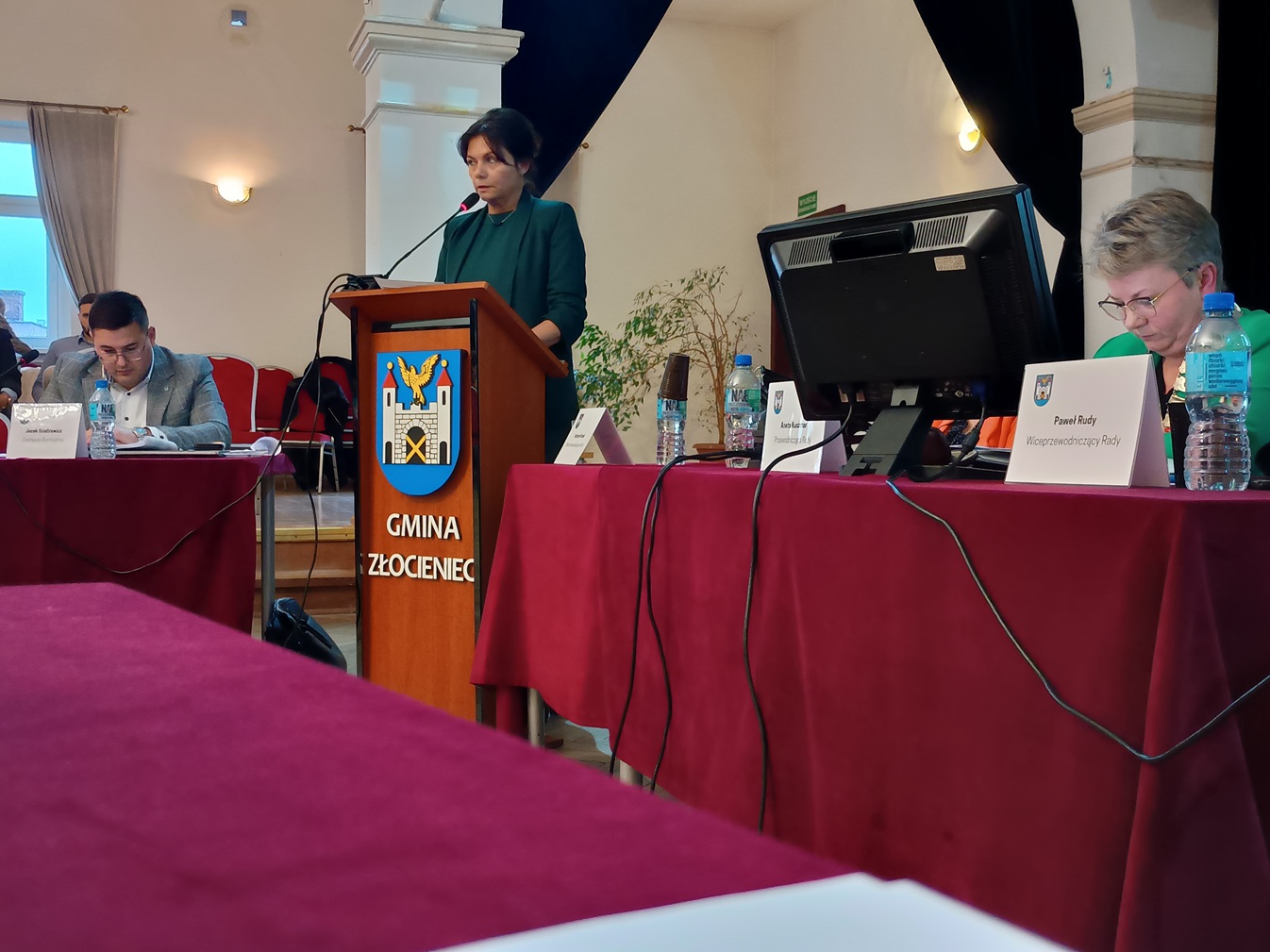 Sesja Rady Miejskiej. Na mównicy Burmistrz Złocieńca Małgorzata Głodek.jpg